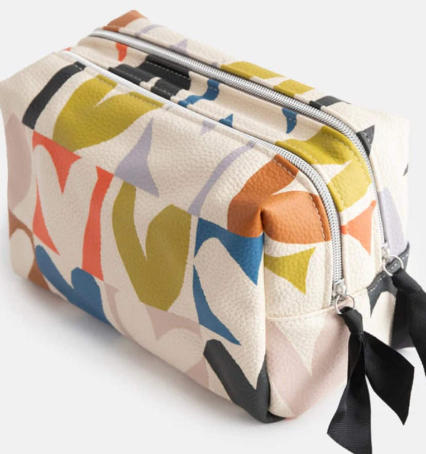 MULTI CHECKMATE HEART LARGE TRAVEL WASHBAG
