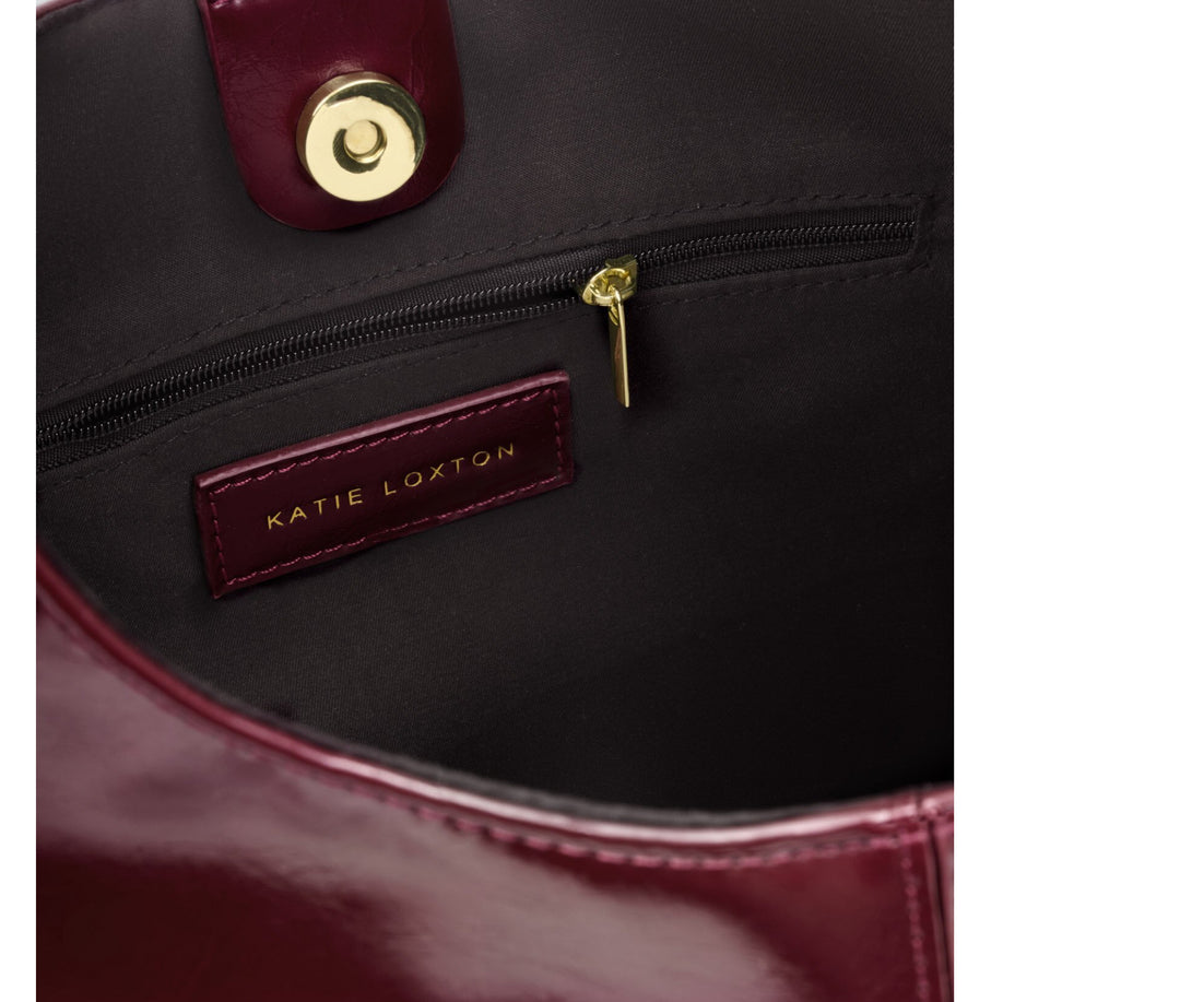 LAILA PATENT CRACKLE SLOUCH
SHOULDER BAG | CHERRY CRACKLE