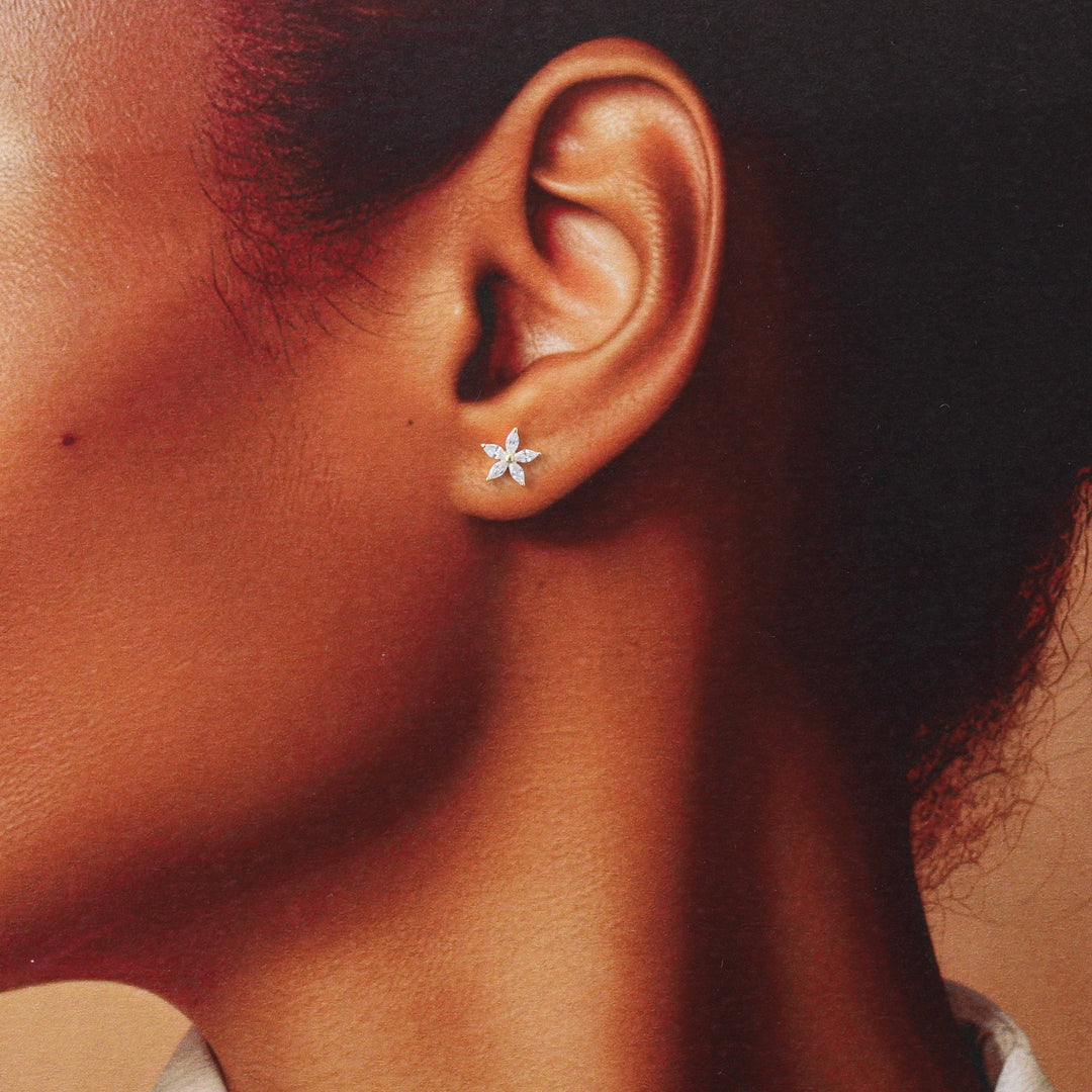 TT51134 BEAUTIFUL SPARKLE Five Crystal Flower Earrings