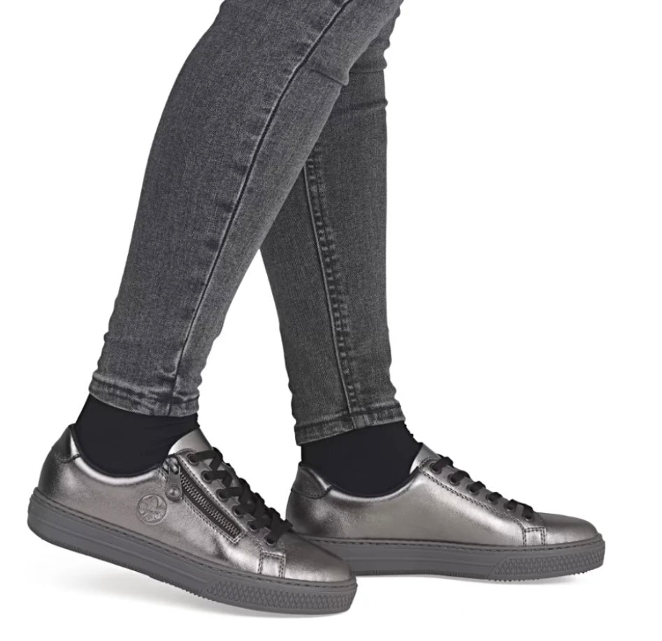 L59L1-90 ZIP SILVER TRAINERS