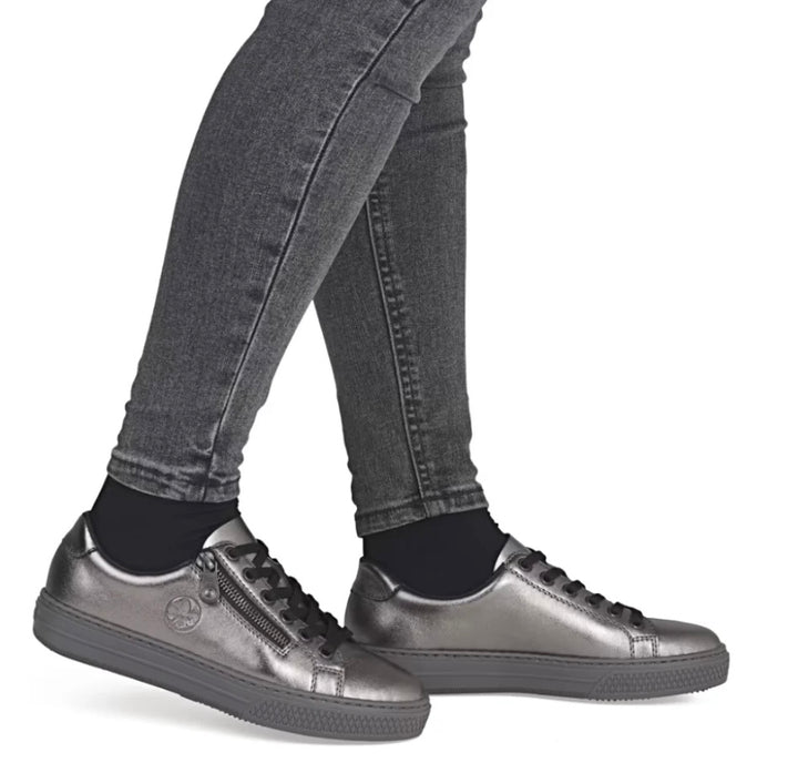 L59L1-90 ZIP SILVER TRAINERS