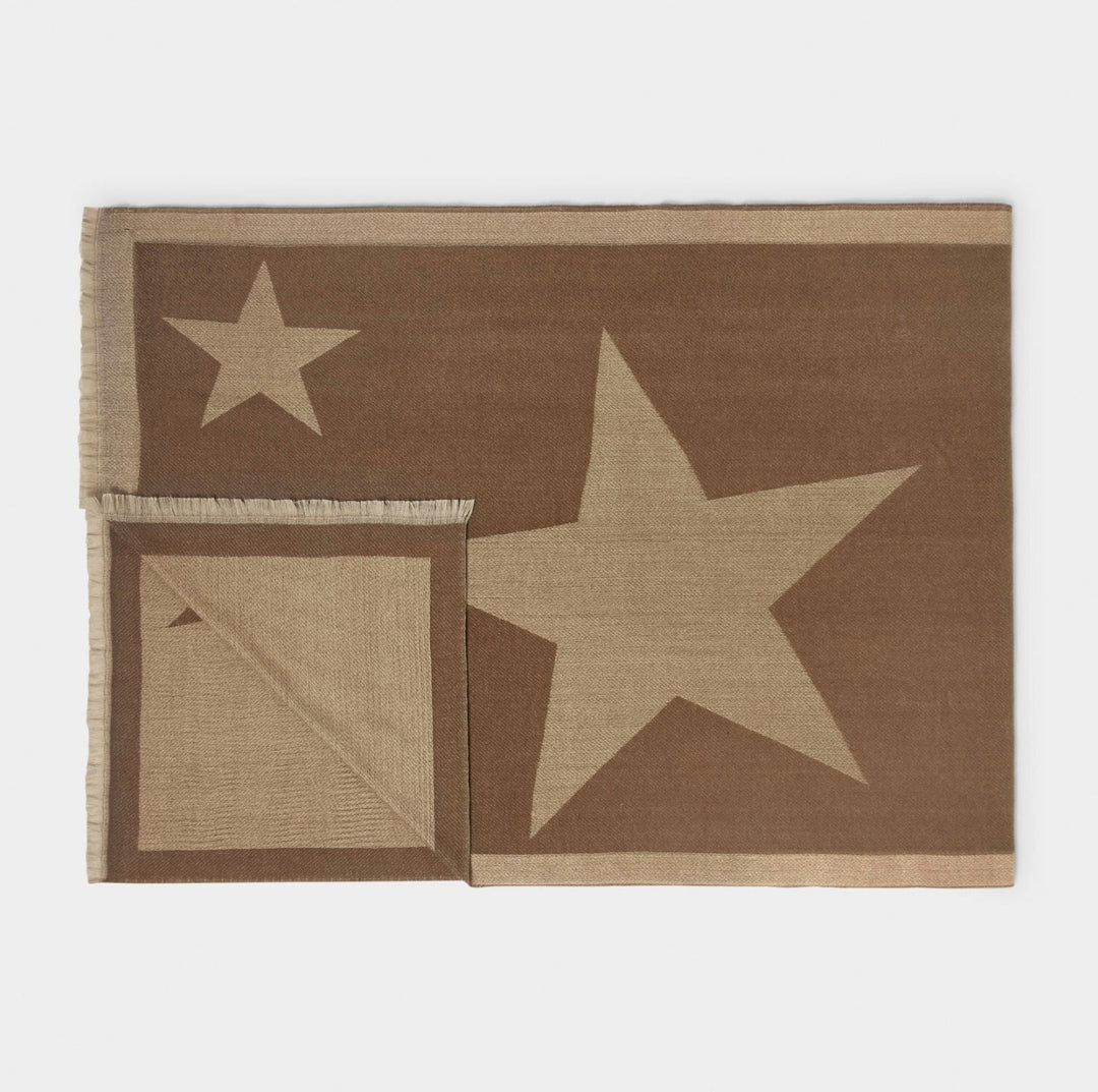 LARGE STAR PRINTED BLANKET SCARF IN CHOCOLATE AND SOFT TAN