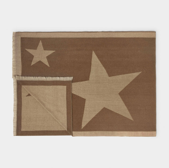 LARGE STAR PRINTED BLANKET SCARF IN CHOCOLATE AND SOFT TAN