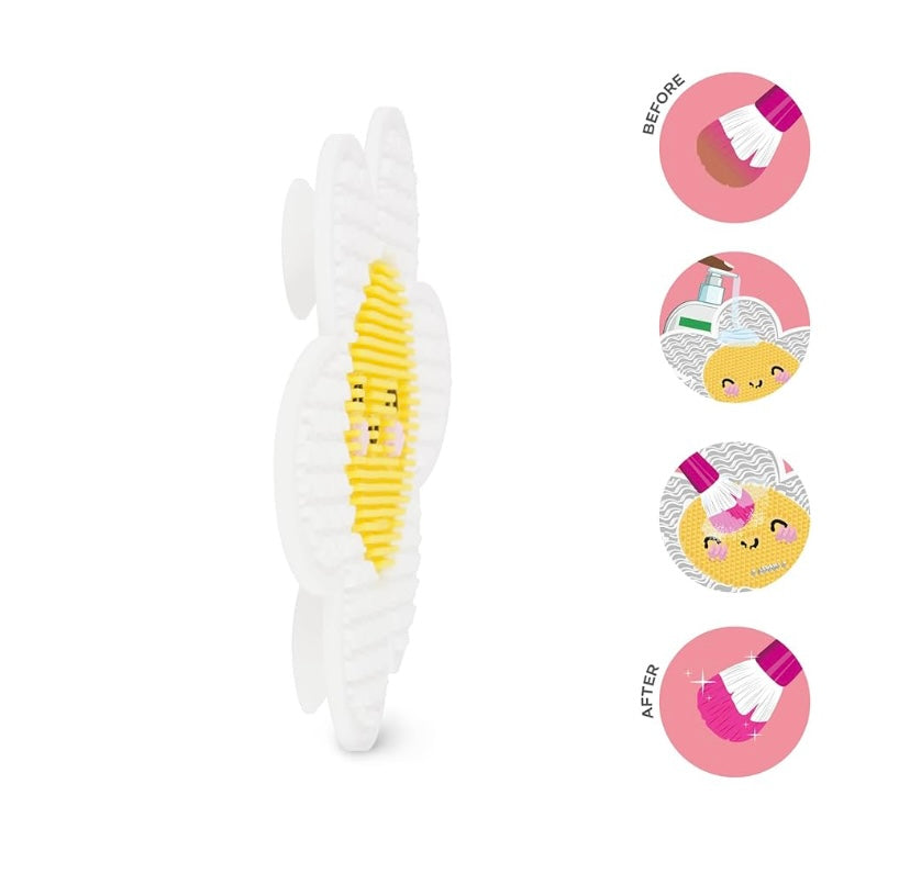 BRUSH IT OFF - MAKEUP BRUSH CLEANING PAD DAISY