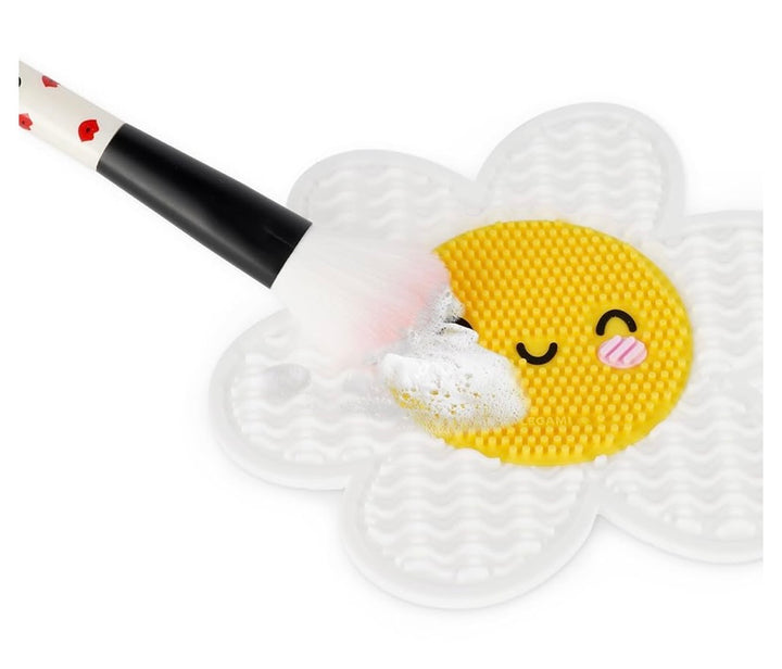 BRUSH IT OFF - MAKEUP BRUSH CLEANING PAD DAISY