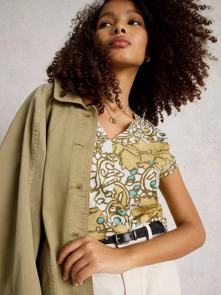 NELLY NOTCH NECK TEE WHITE PRINT