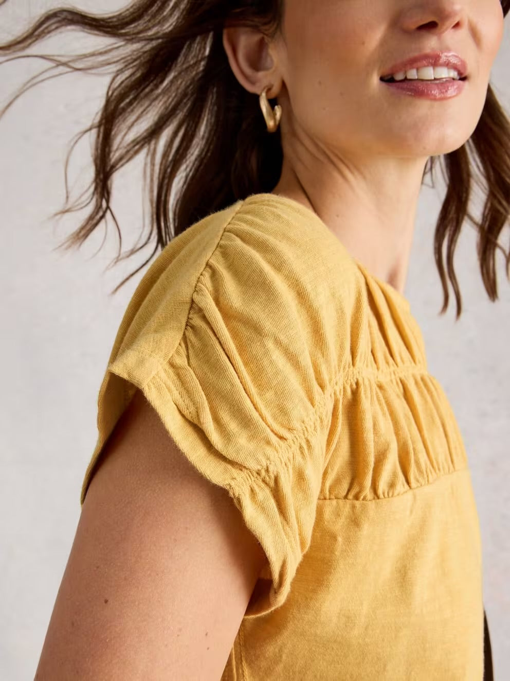 RACHEL RUCHED TEE LIGHT YELLOW