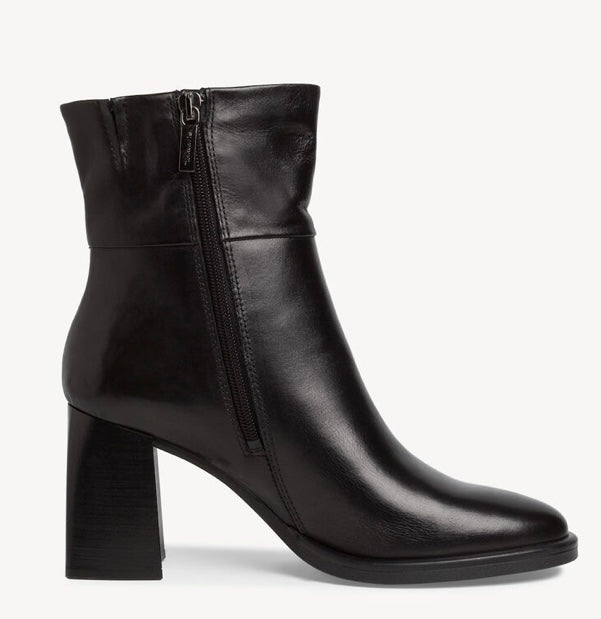 BLACK LEATHER HEELED ANKLE BOOT