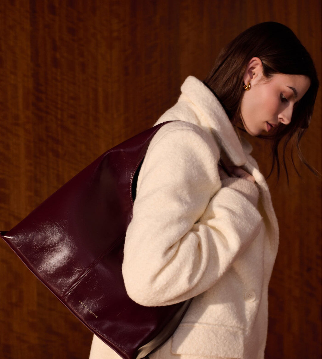 LAILA PATENT CRACKLE SLOUCH
SHOULDER BAG | CHERRY CRACKLE