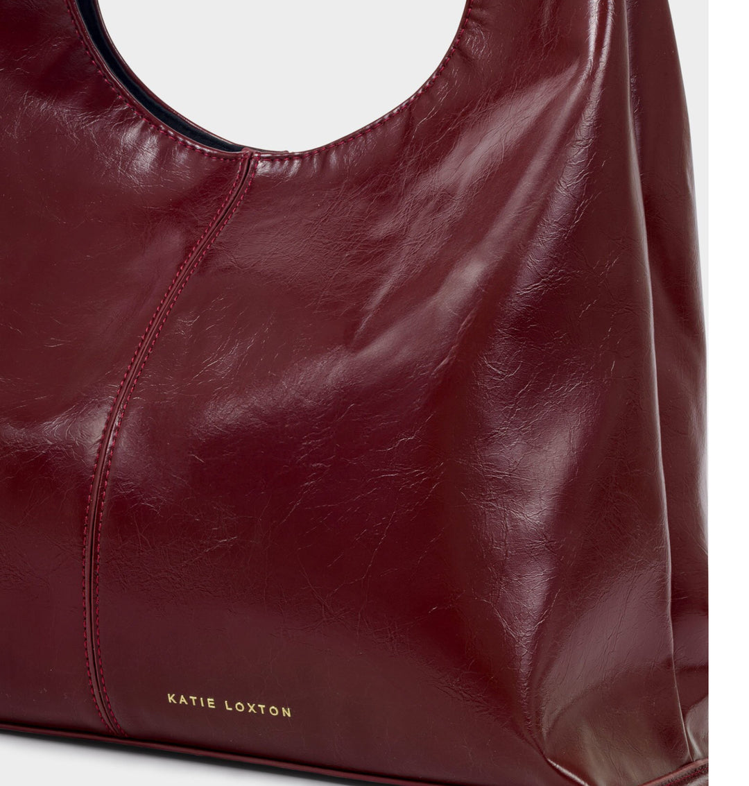 LAILA PATENT CRACKLE SLOUCH
SHOULDER BAG | CHERRY CRACKLE