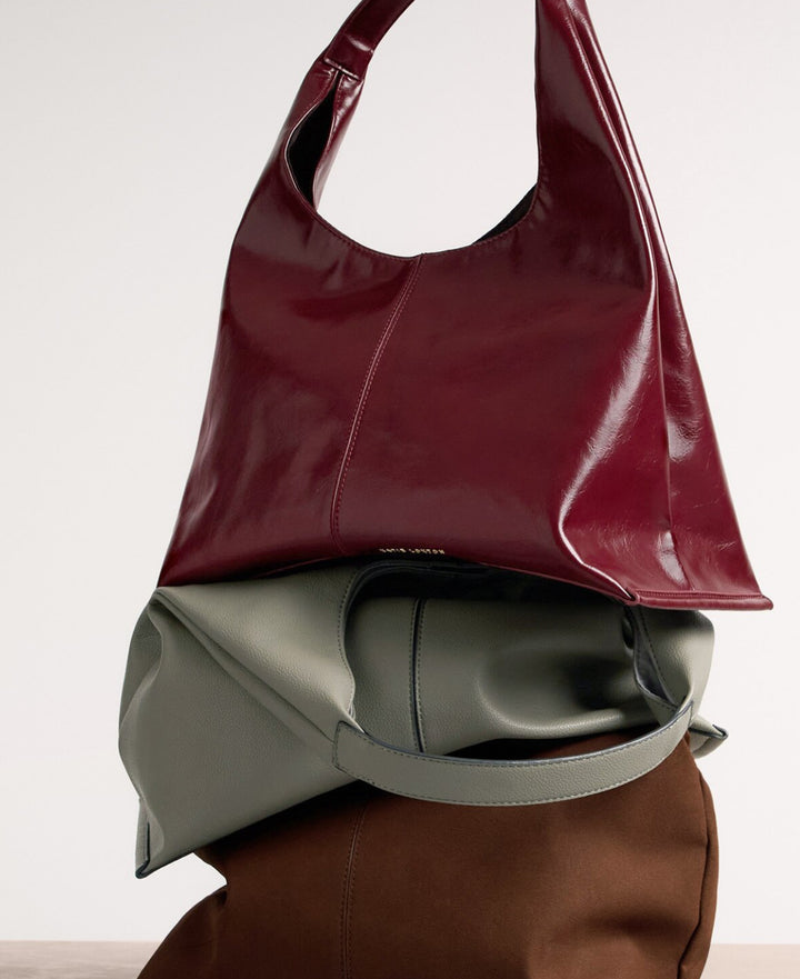 LAILA PATENT CRACKLE SLOUCH
SHOULDER BAG | CHERRY CRACKLE