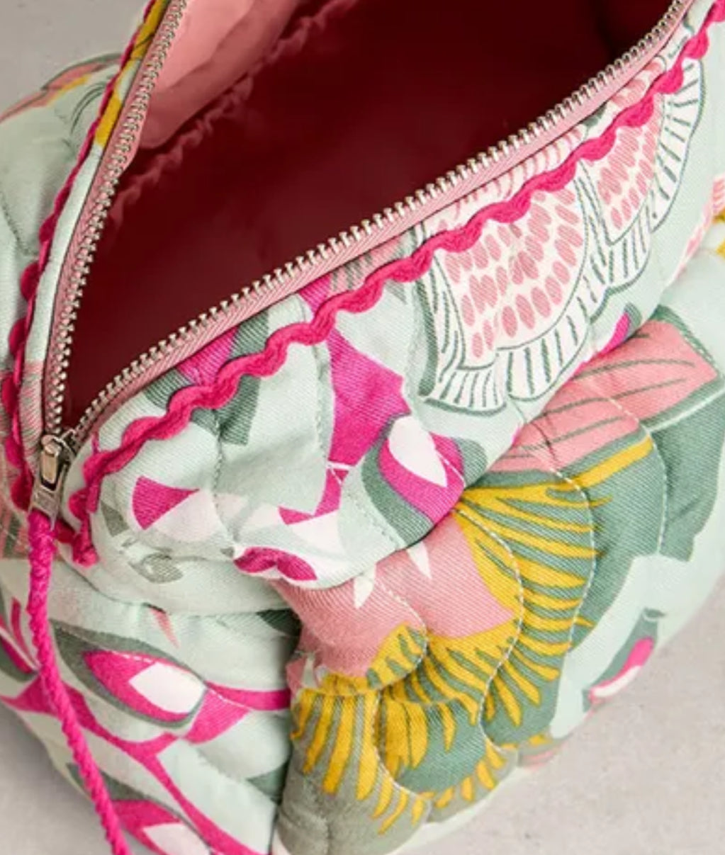 SHELBY QUILTED WASHBAG GREEN M.T