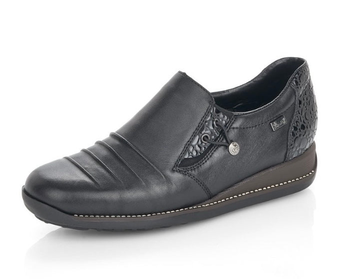 BLACK LEATHER CROC DETAIL SLIP ON SHOE