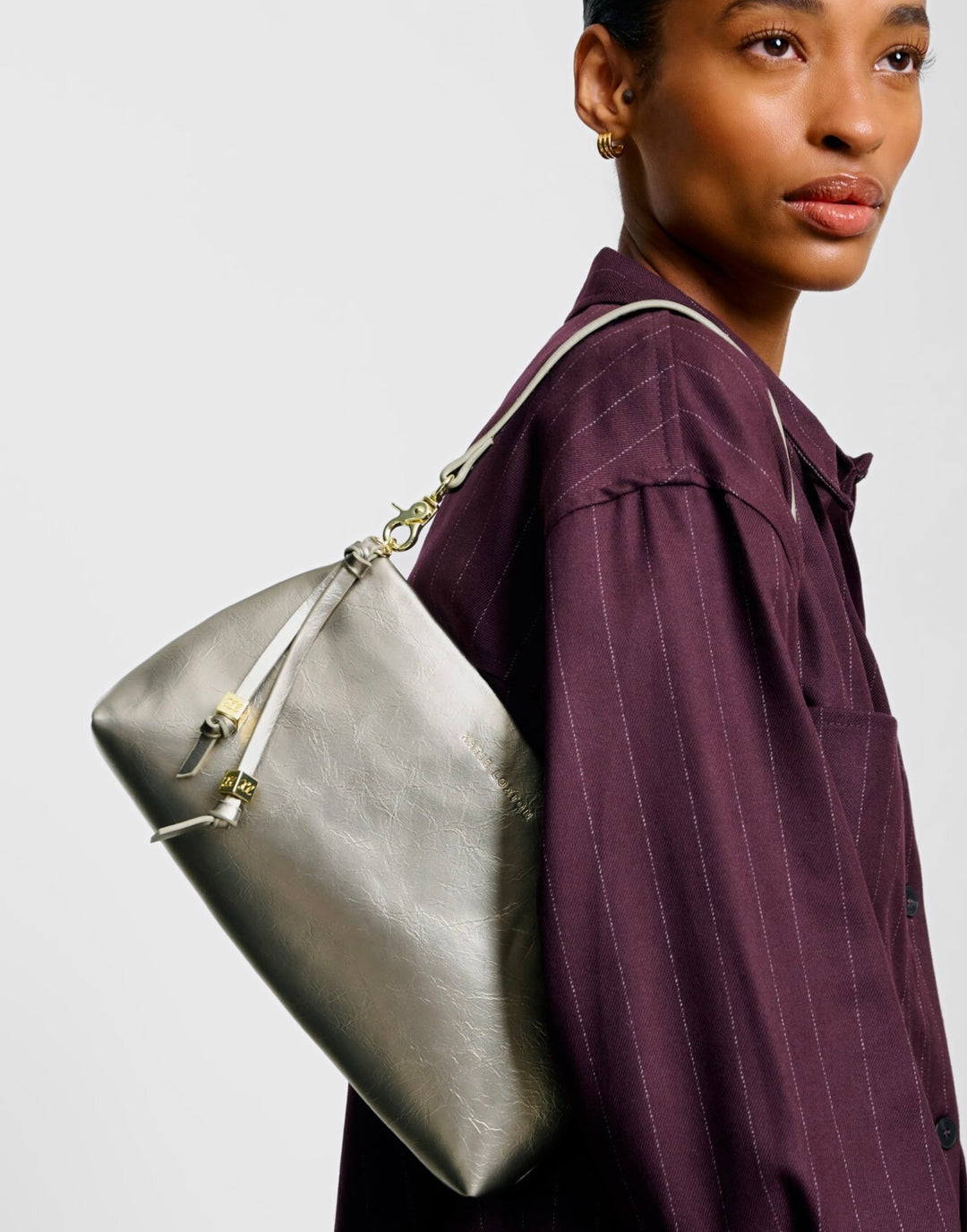 NOVA TEXTURED PATENT CLUTCH | PEWTER