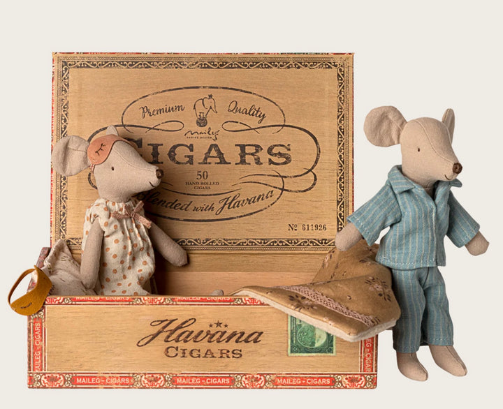 MUM & DAD IN CIGAR BOX