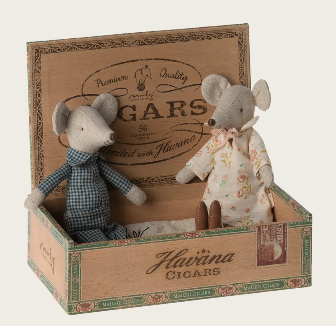 GRANDMA & GRANDPA MICE IN CIGAR BOX