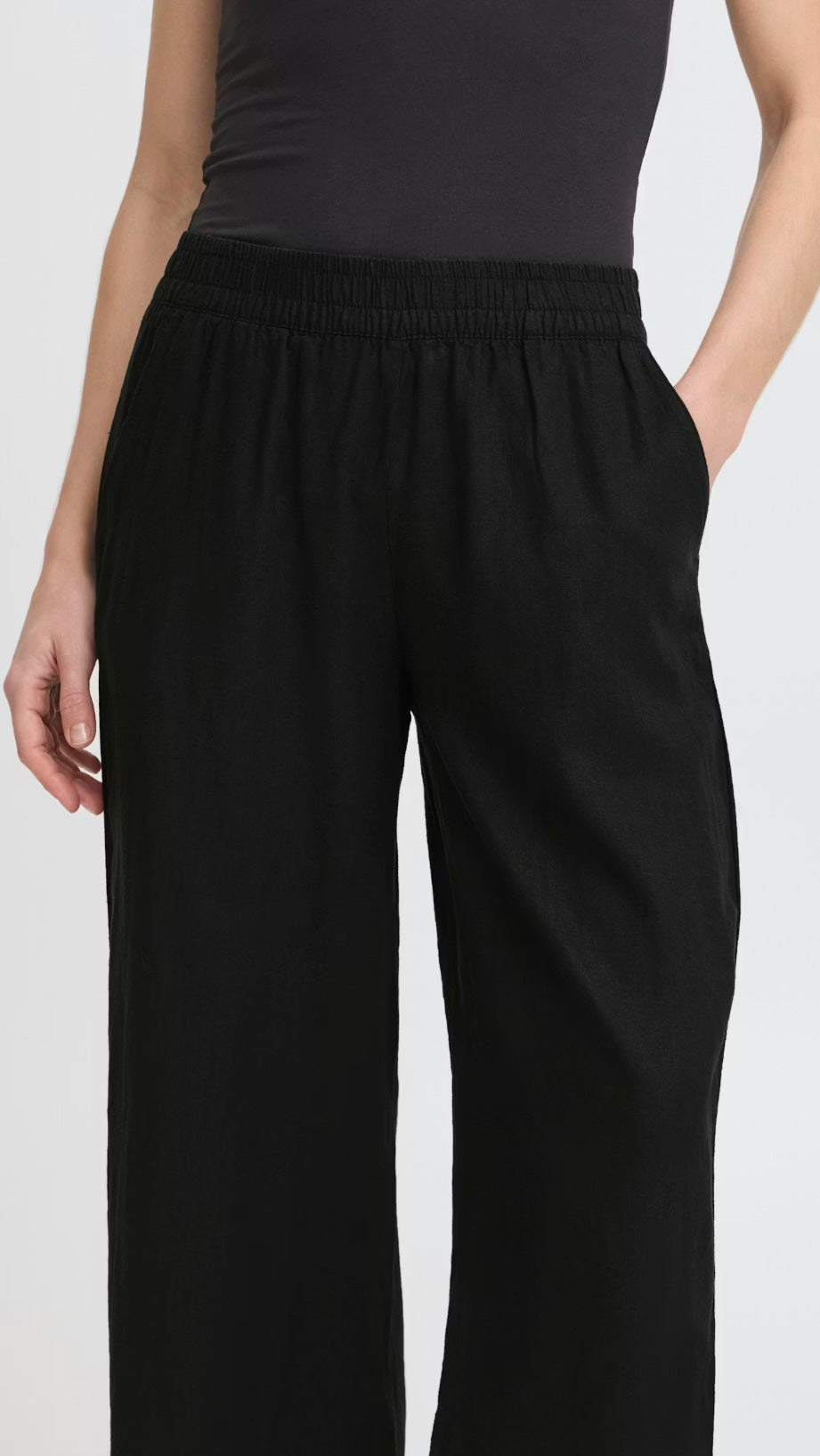20813083 BLACK FALAKKA CROP TROUSER