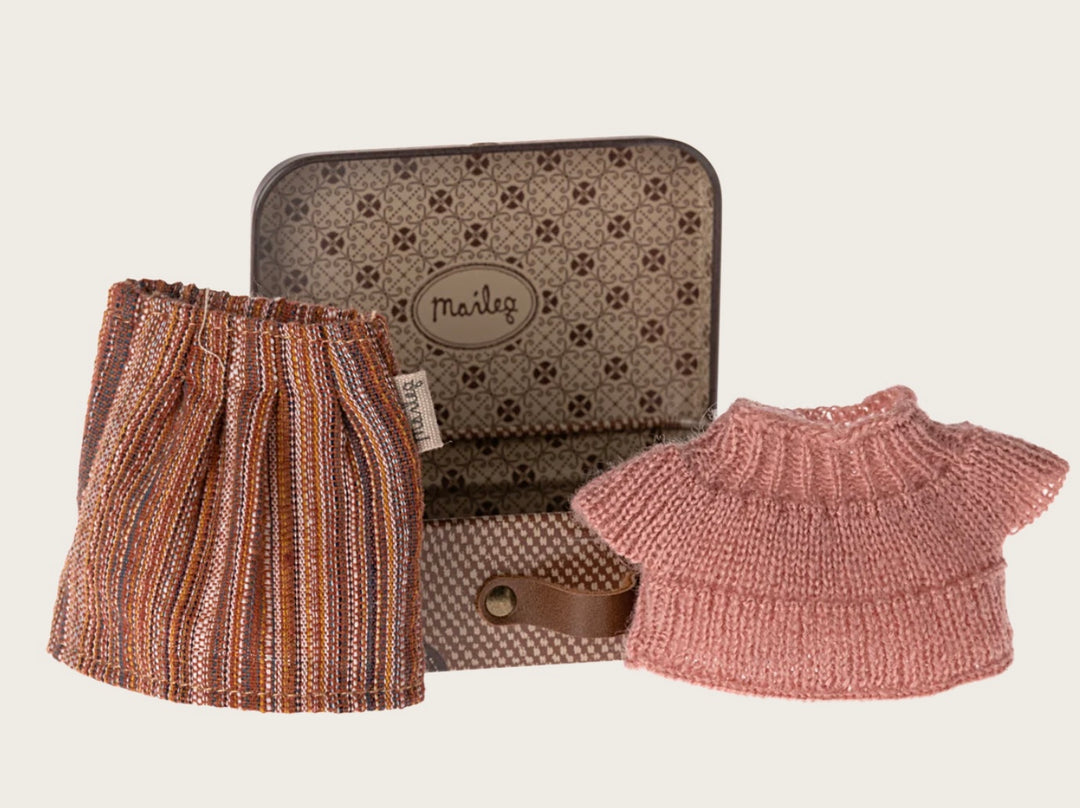 GRANDMA MOUSE KNITTED BLOUSE & SKIRT OUTFIT IN SUITCASE