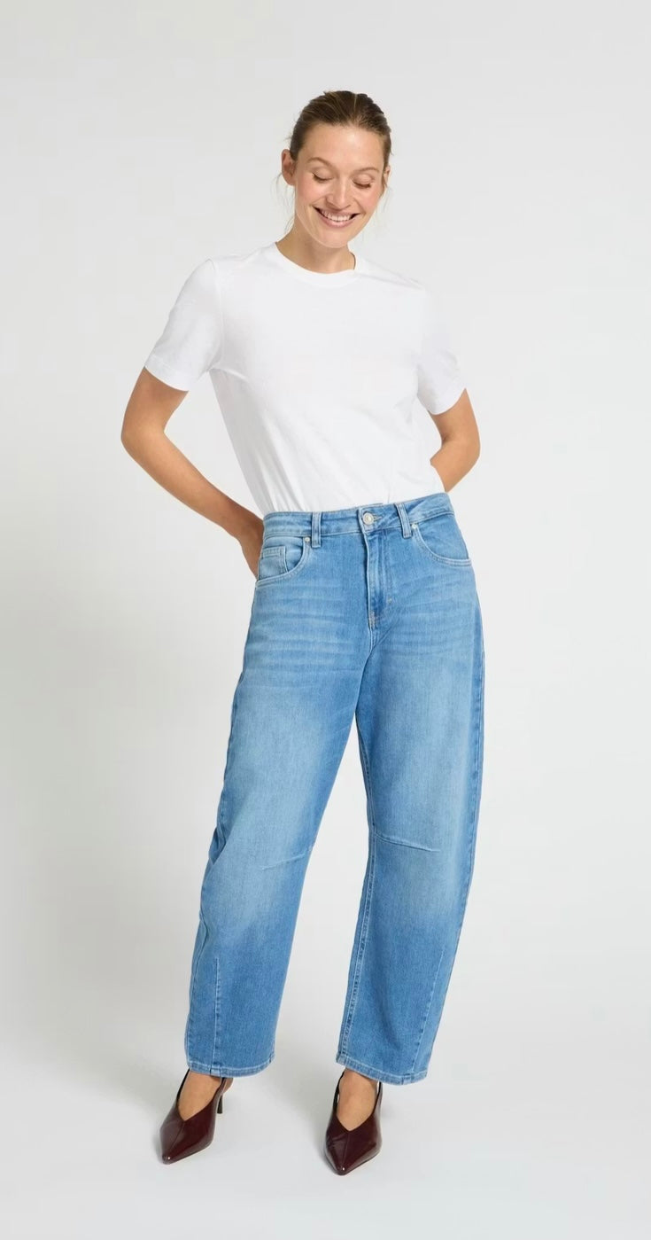 MEDIUM BLUE DENIM ZANNI BARREL JEAN