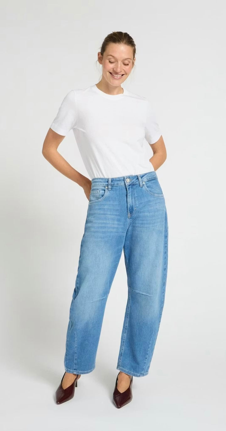 MEDIUM BLUE DENIM ZANNI BARREL JEAN