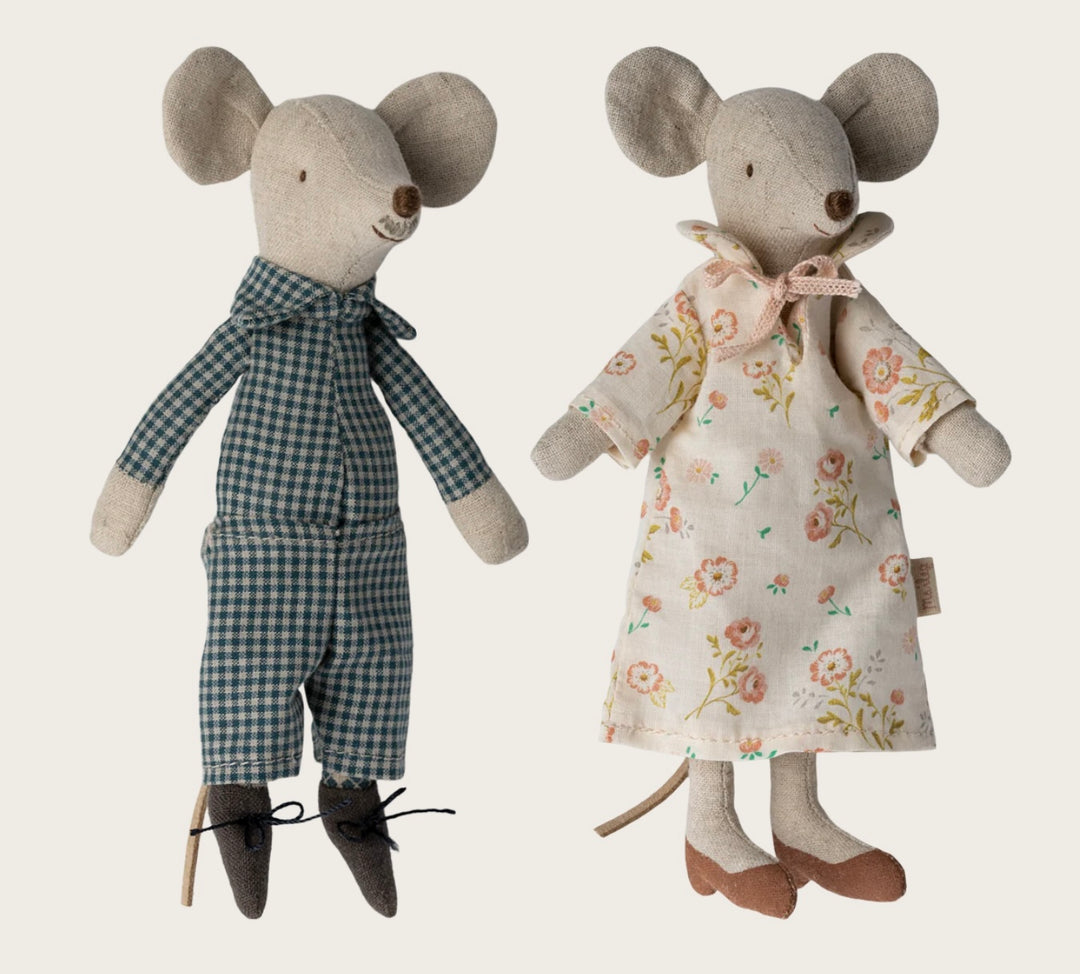 GRANDMA & GRANDPA MICE IN CIGAR BOX