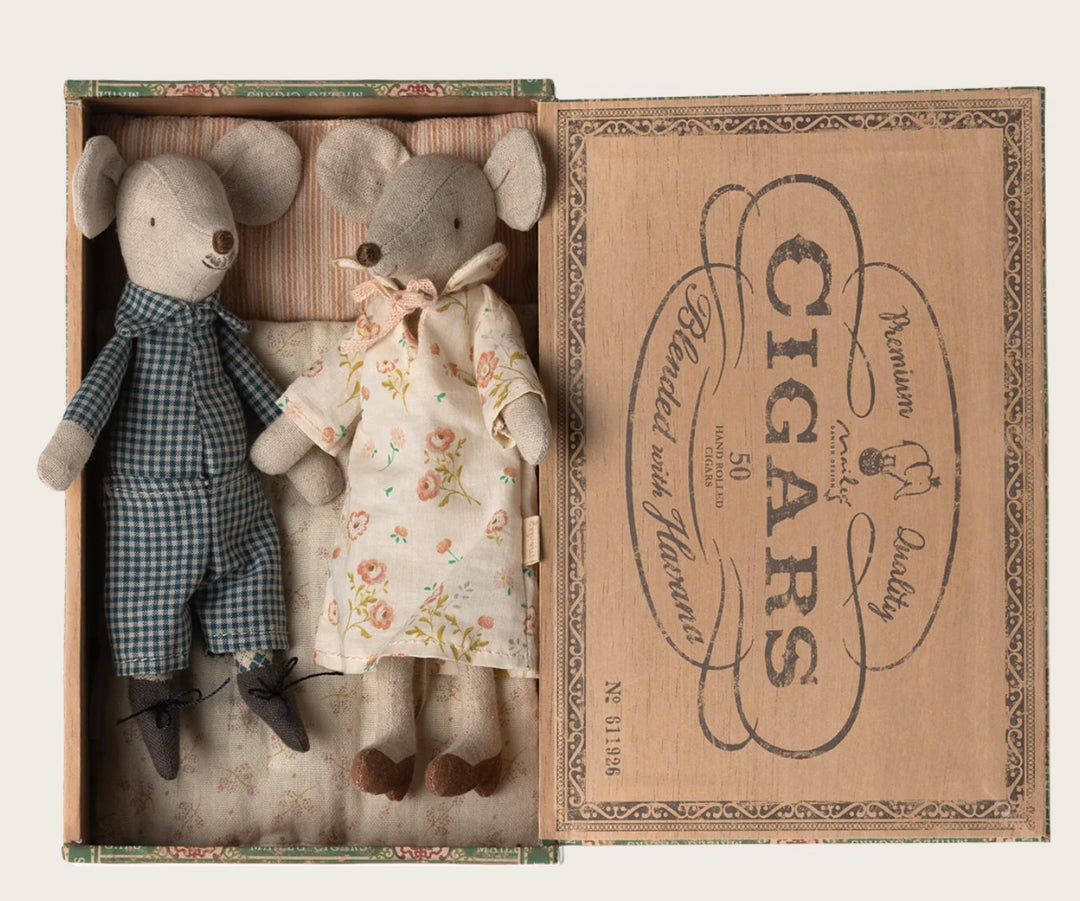 GRANDMA & GRANDPA MICE IN CIGAR BOX