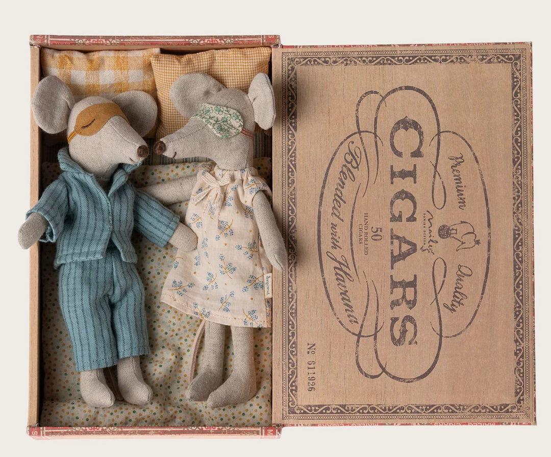 MUM & DAD MICE IN CIGAR BOX