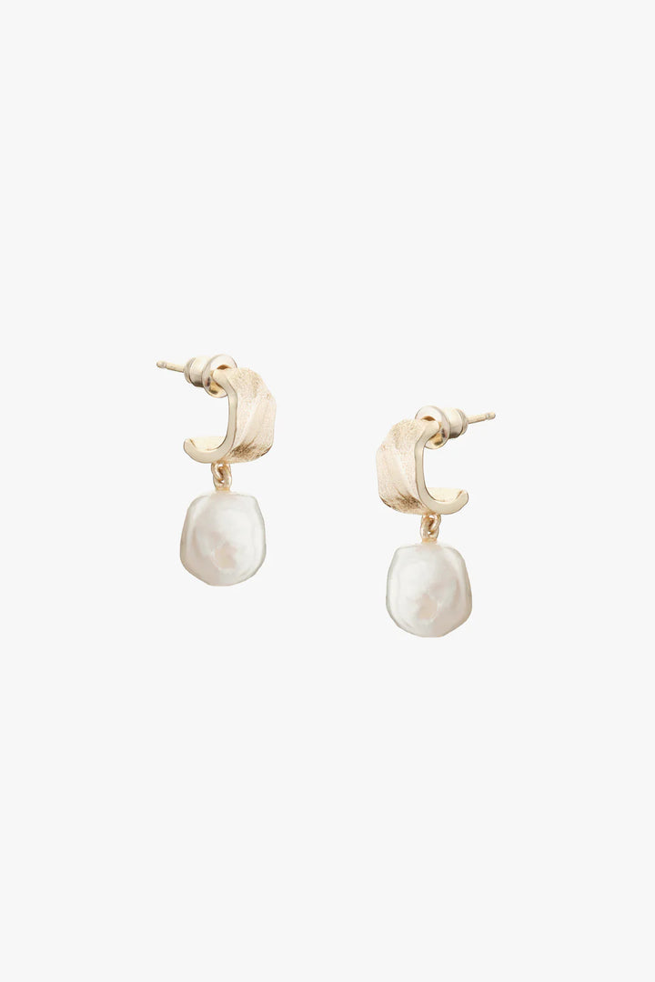 GOLD FRESHWATER PEARL EARRINGS