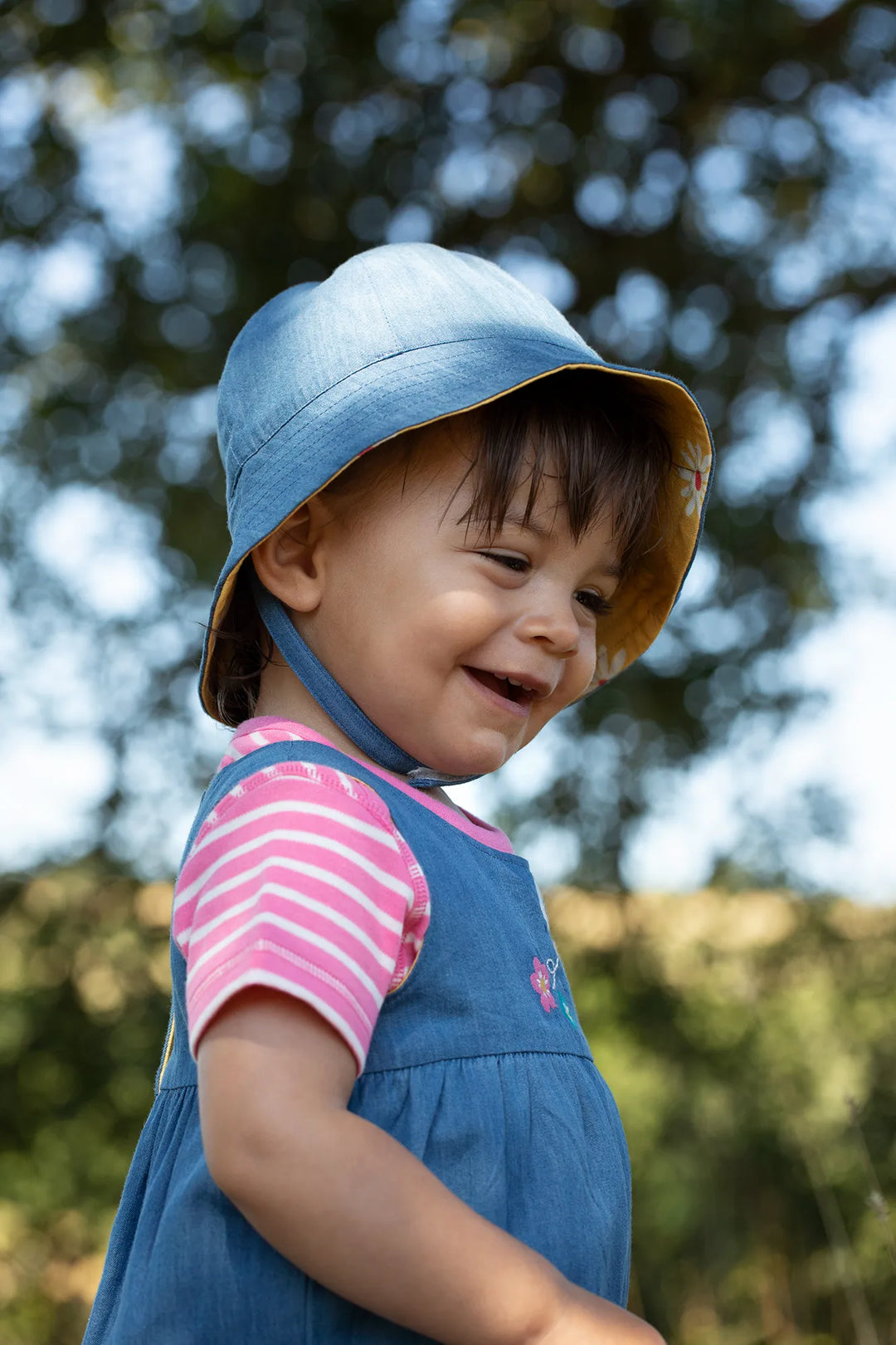 BUMBLE BEE DAISIES HELEN REVERSIBLE HAT