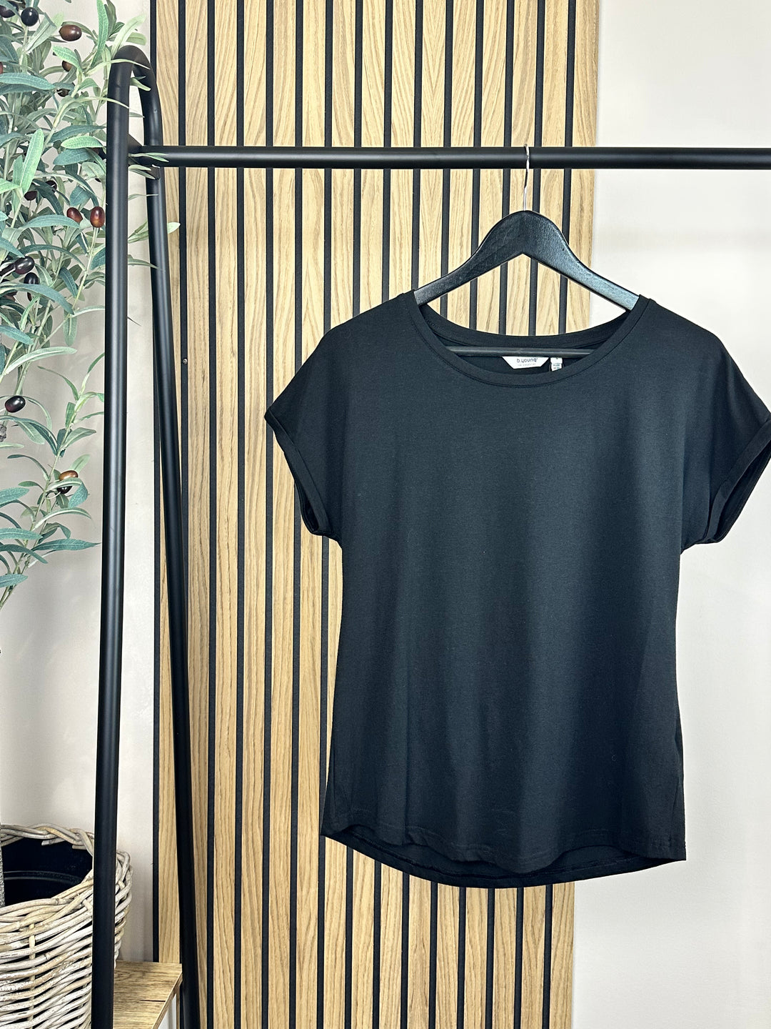 PAMILA BLACK T-SHIRT